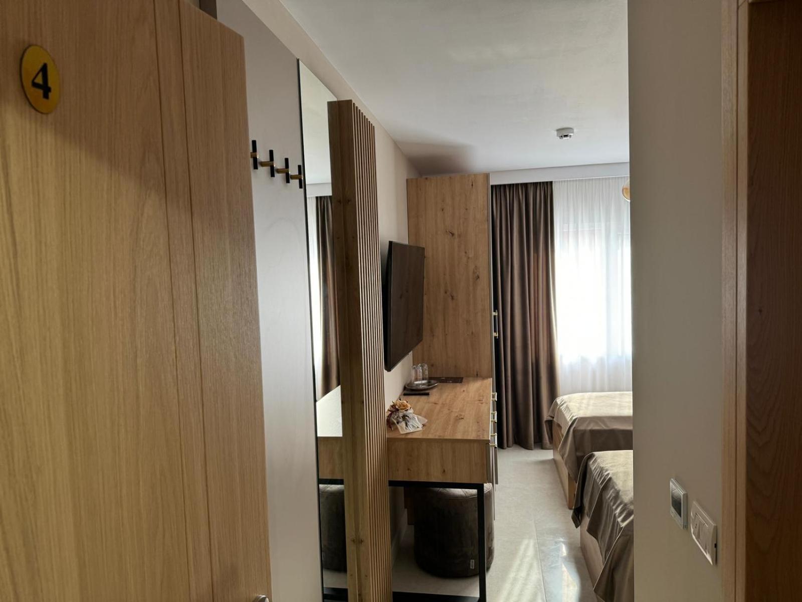 Pensiune Restaurant Pizzerie 2 Pauni Borsa  Luaran gambar