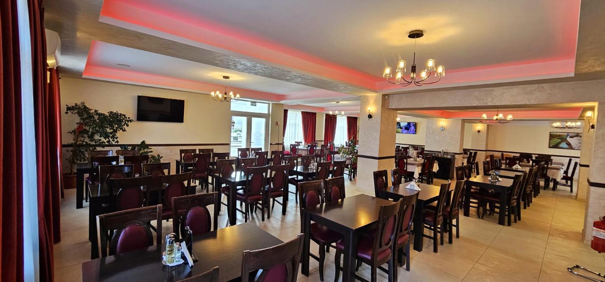 Pensiune Restaurant Pizzerie 2 Pauni Borsa  Luaran gambar